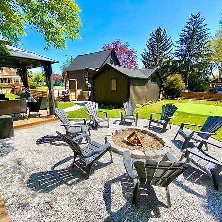 Stylish Downtown Kingsville Getaway With Putting Green, Firepit & Games エクステリア 写真