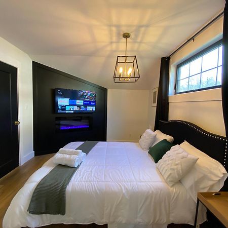 Stylish Downtown Kingsville Getaway With Putting Green, Firepit & Games エクステリア 写真