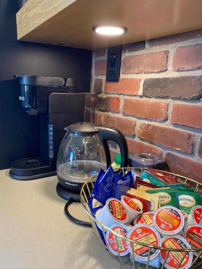 Stylish Downtown Kingsville Getaway With Putting Green, Firepit & Games エクステリア 写真