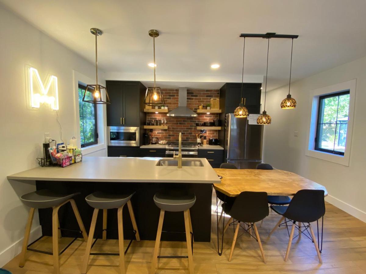 Stylish Downtown Kingsville Getaway With Putting Green, Firepit & Games エクステリア 写真