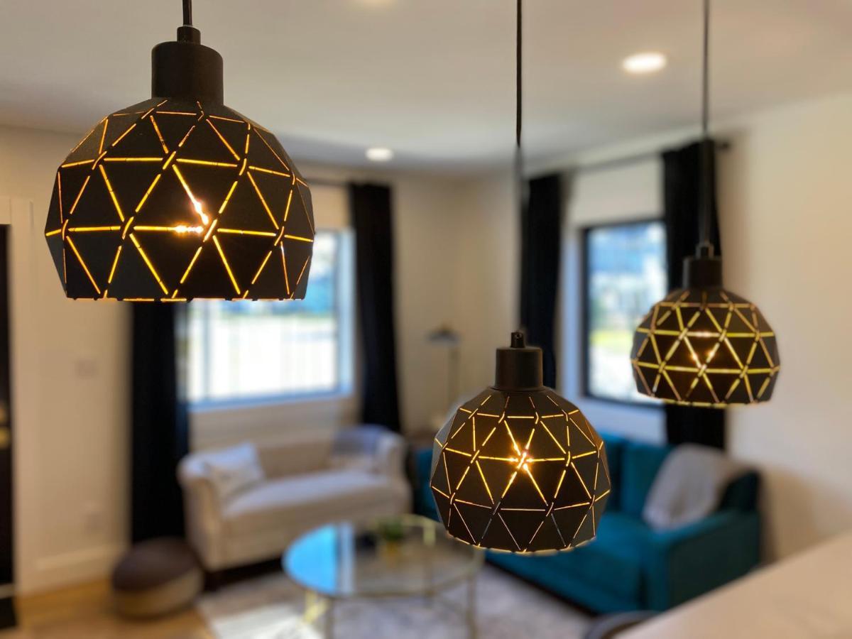 Stylish Downtown Kingsville Getaway With Putting Green, Firepit & Games エクステリア 写真
