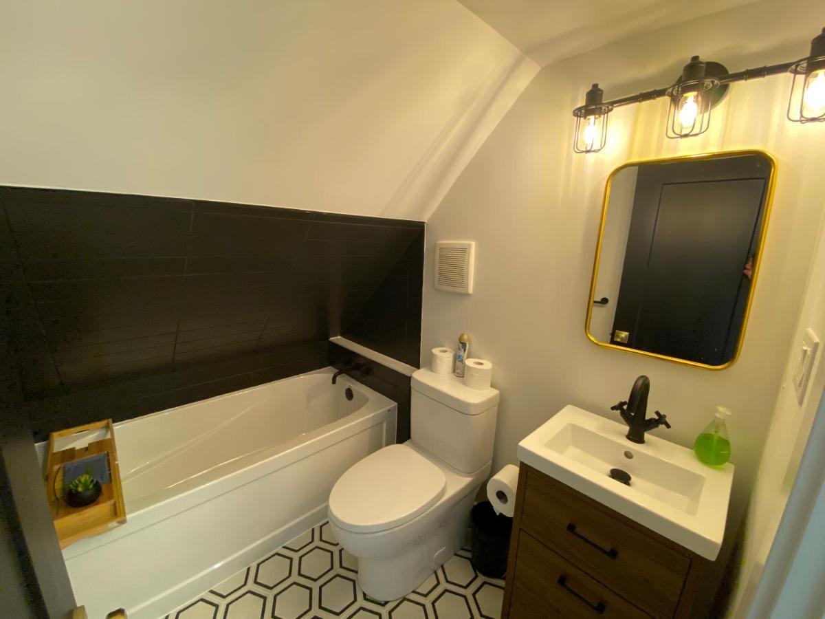 Stylish Downtown Kingsville Getaway With Putting Green, Firepit & Games エクステリア 写真