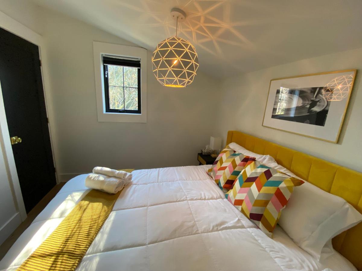 Stylish Downtown Kingsville Getaway With Putting Green, Firepit & Games エクステリア 写真