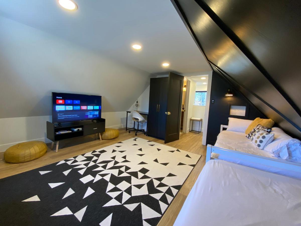 Stylish Downtown Kingsville Getaway With Putting Green, Firepit & Games エクステリア 写真