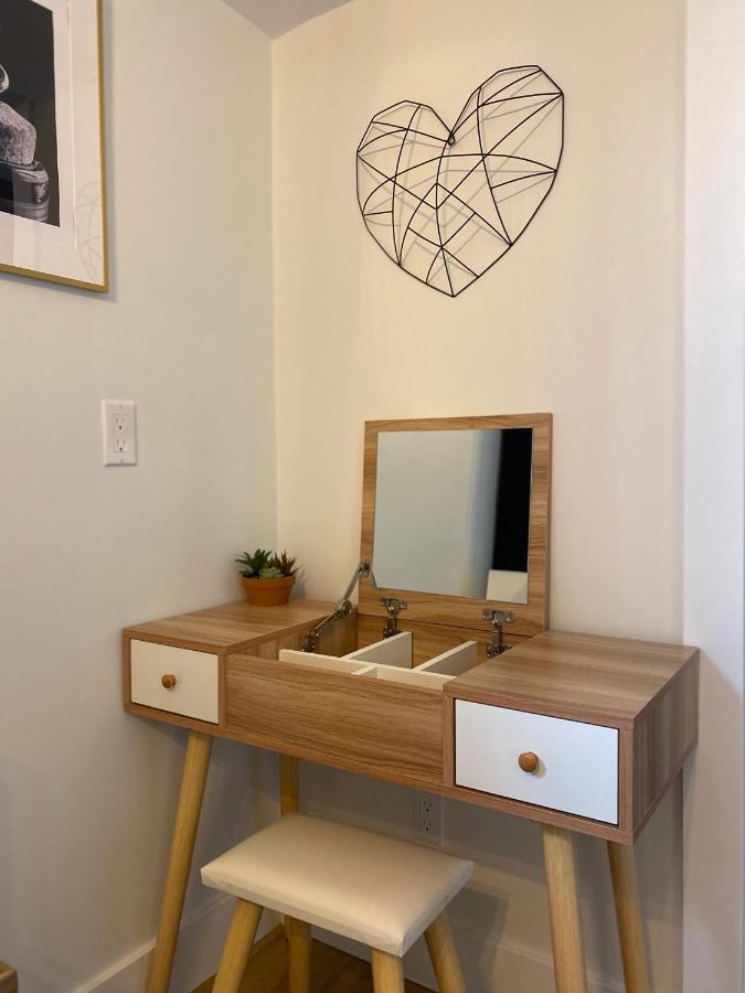 Stylish Downtown Kingsville Getaway With Putting Green, Firepit & Games エクステリア 写真