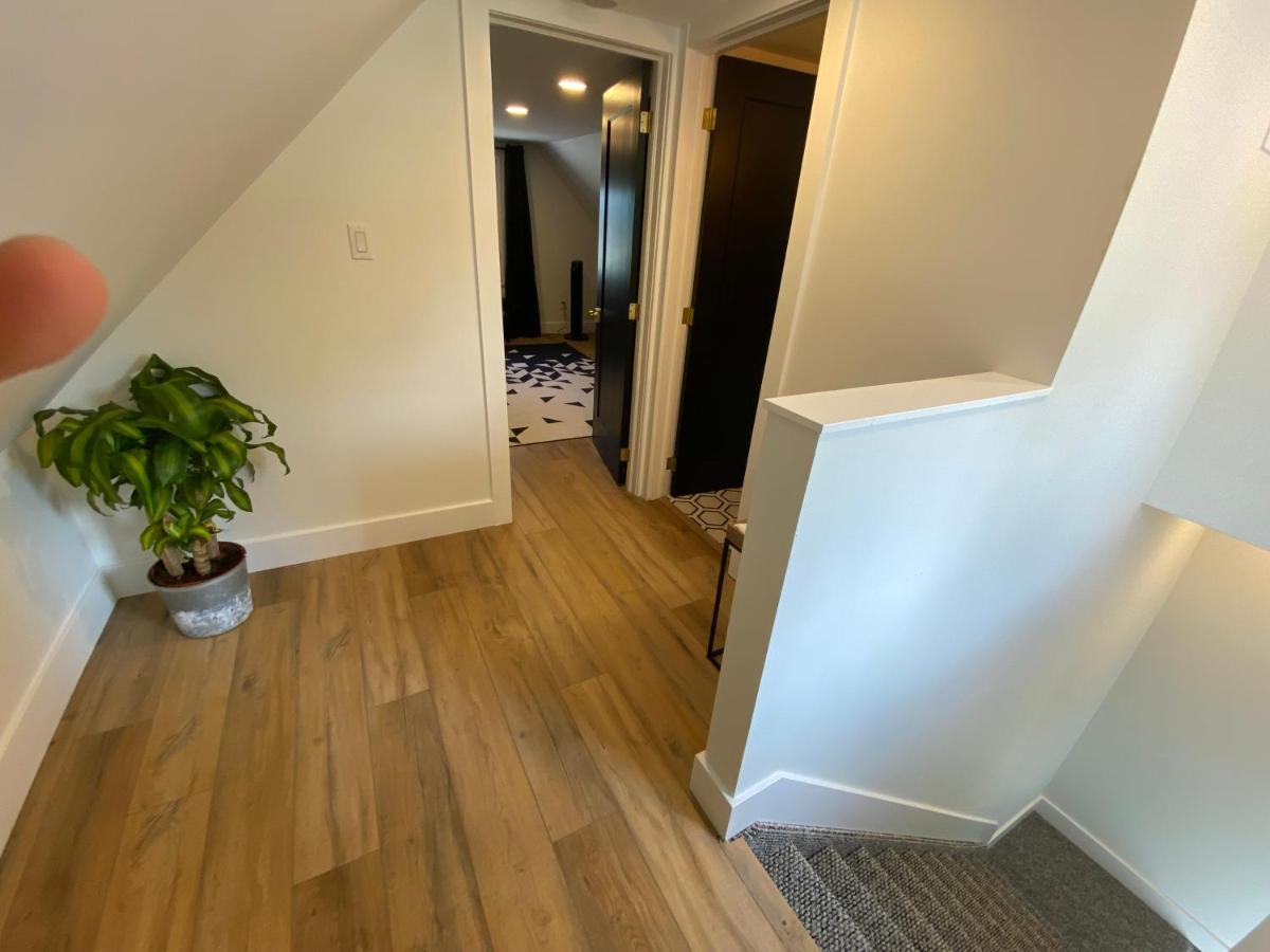 Stylish Downtown Kingsville Getaway With Putting Green, Firepit & Games エクステリア 写真