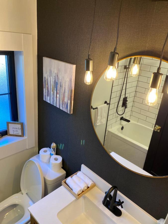Stylish Downtown Kingsville Getaway With Putting Green, Firepit & Games エクステリア 写真