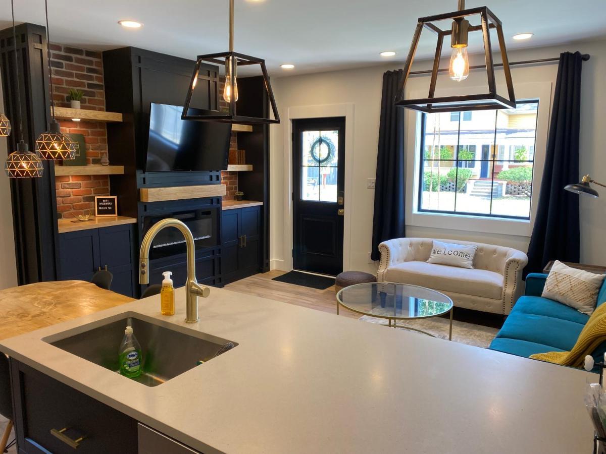 Stylish Downtown Kingsville Getaway With Putting Green, Firepit & Games エクステリア 写真