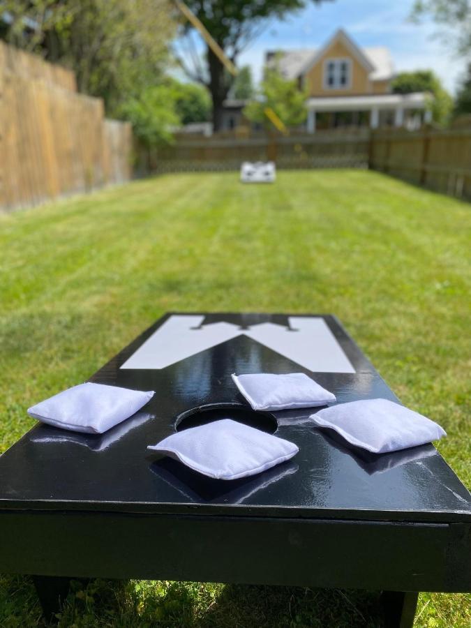 Stylish Downtown Kingsville Getaway With Putting Green, Firepit & Games エクステリア 写真