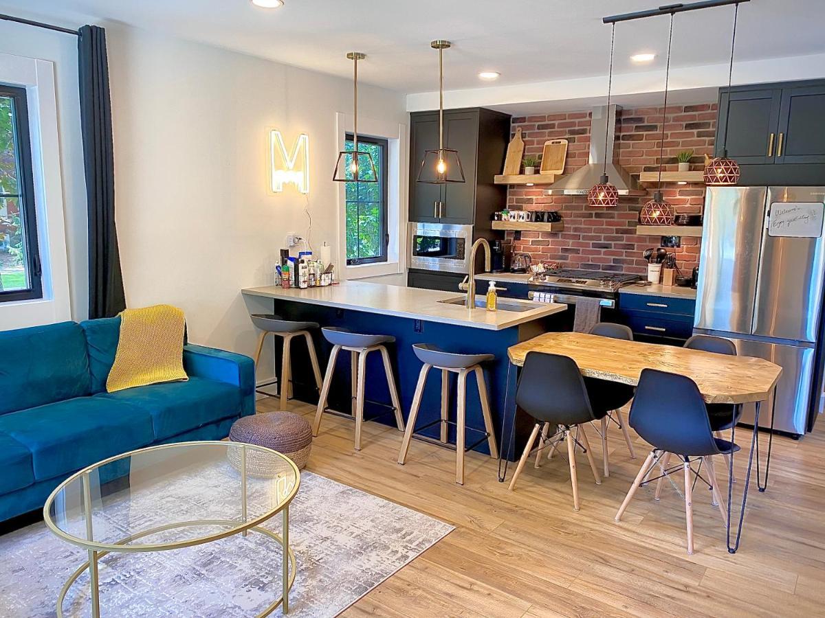 Stylish Downtown Kingsville Getaway With Putting Green, Firepit & Games エクステリア 写真