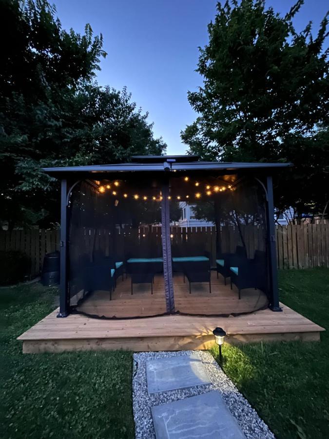 Stylish Downtown Kingsville Getaway With Putting Green, Firepit & Games エクステリア 写真