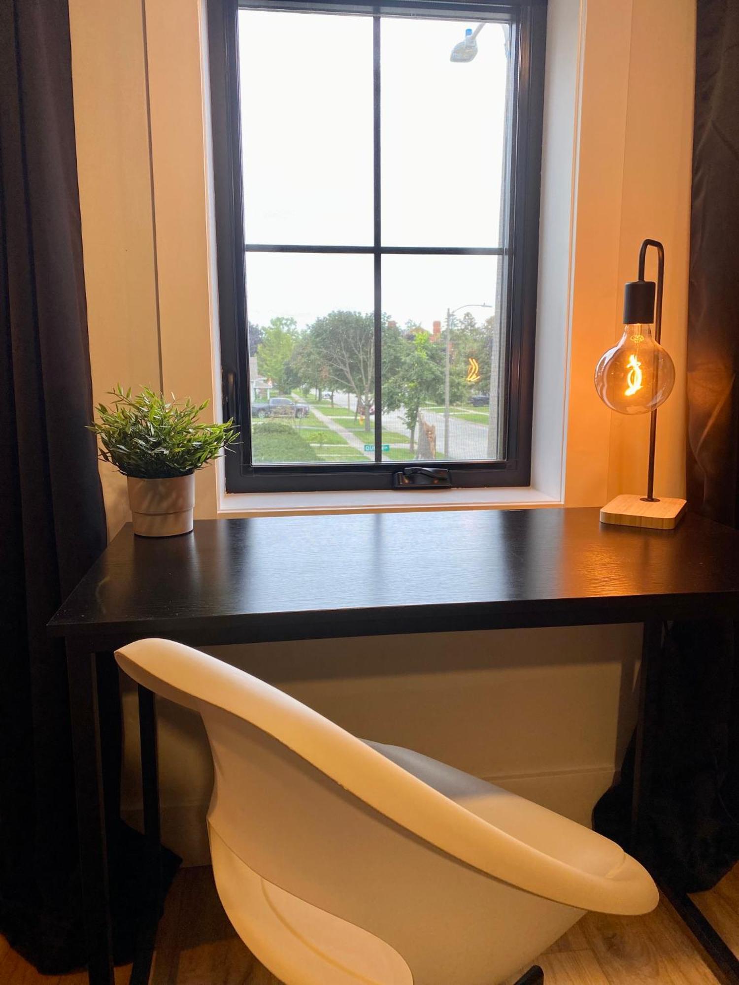 Stylish Downtown Kingsville Getaway With Putting Green, Firepit & Games エクステリア 写真
