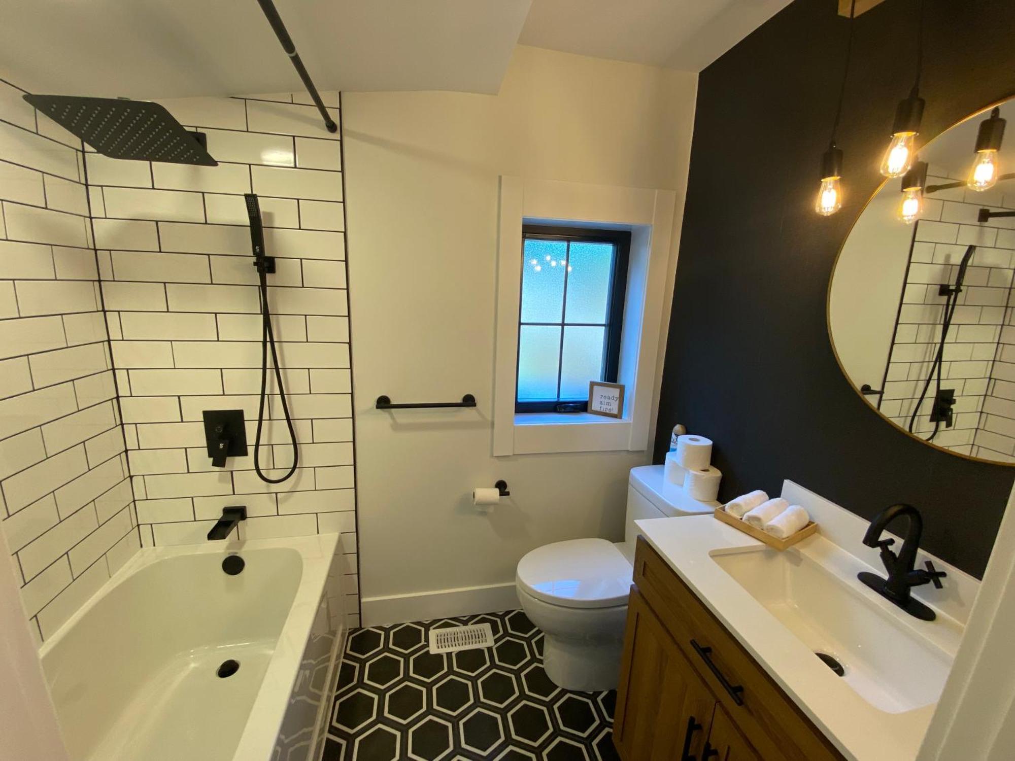 Stylish Downtown Kingsville Getaway With Putting Green, Firepit & Games エクステリア 写真
