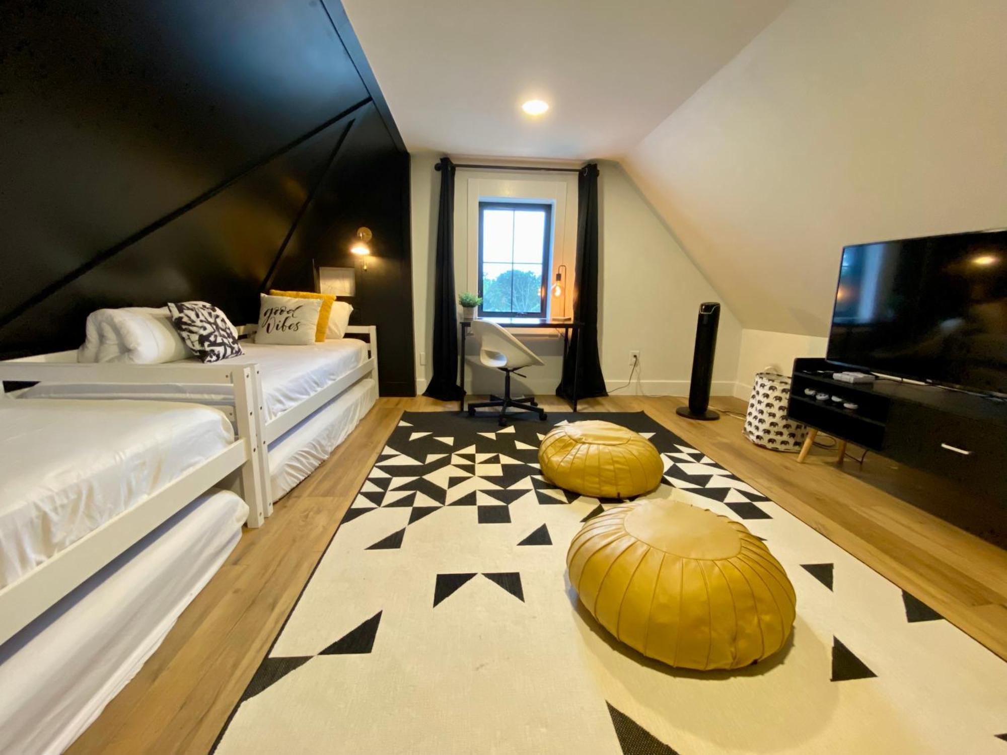 Stylish Downtown Kingsville Getaway With Putting Green, Firepit & Games エクステリア 写真