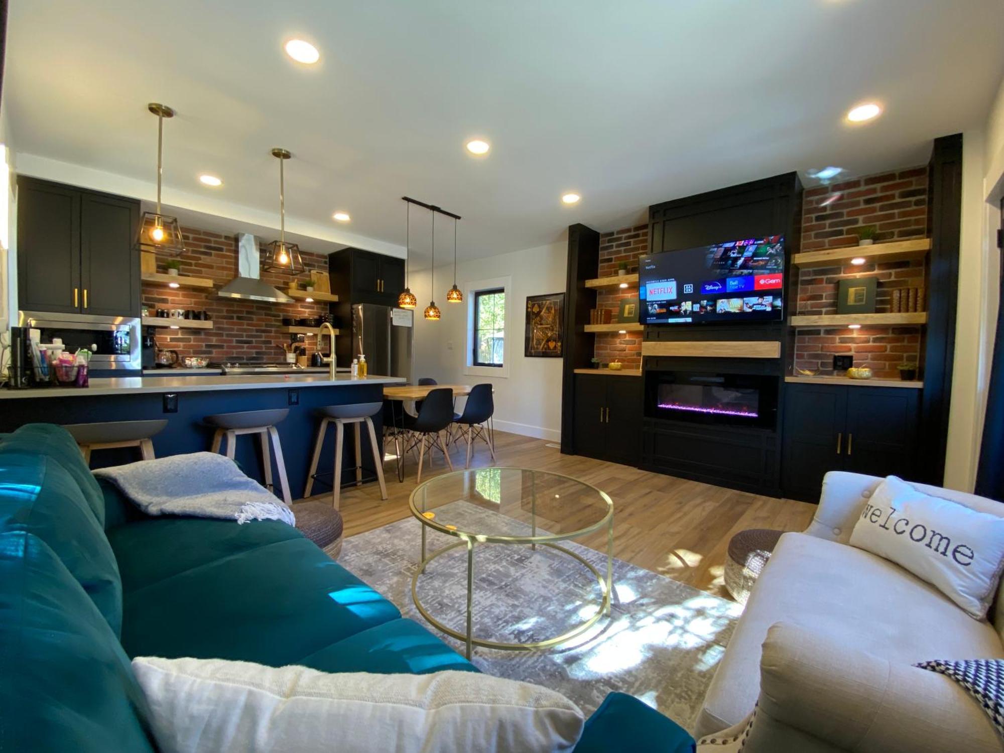 Stylish Downtown Kingsville Getaway With Putting Green, Firepit & Games エクステリア 写真