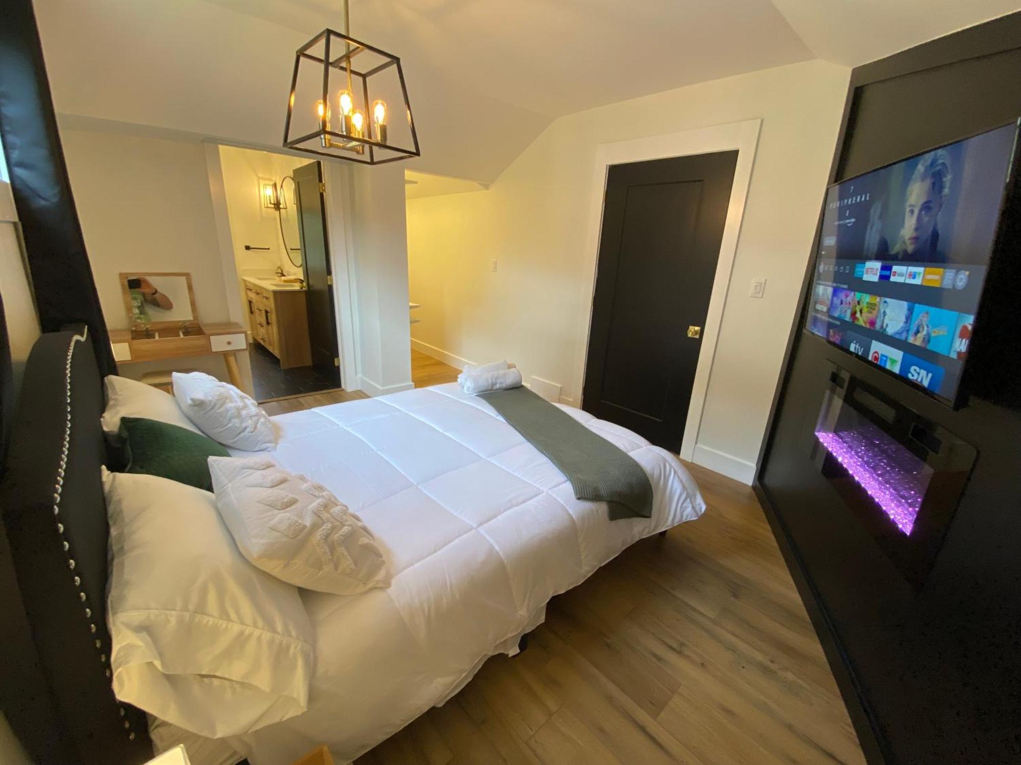 Stylish Downtown Kingsville Getaway With Putting Green, Firepit & Games エクステリア 写真